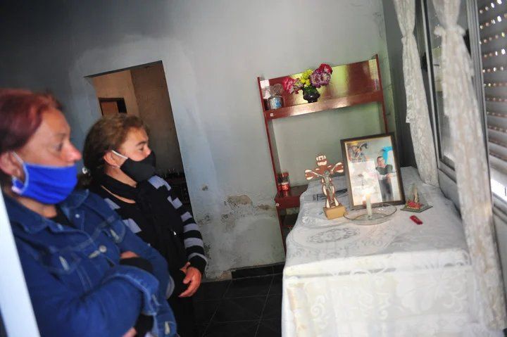 La familia de Monges armó un pequeño altar en su propia casa a modo de despedida de Alejandro. Junto a su retrato, su mujer, María. Foto Lucía Merle
