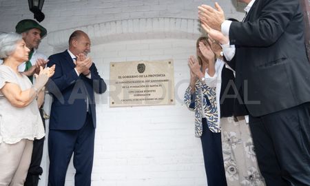Plaqueta en conmemoración al 450° aniversario de la fundación de Santa Fe. Plaqueta en conmemoración al 450° aniversario de la fundación de Santa Fe.