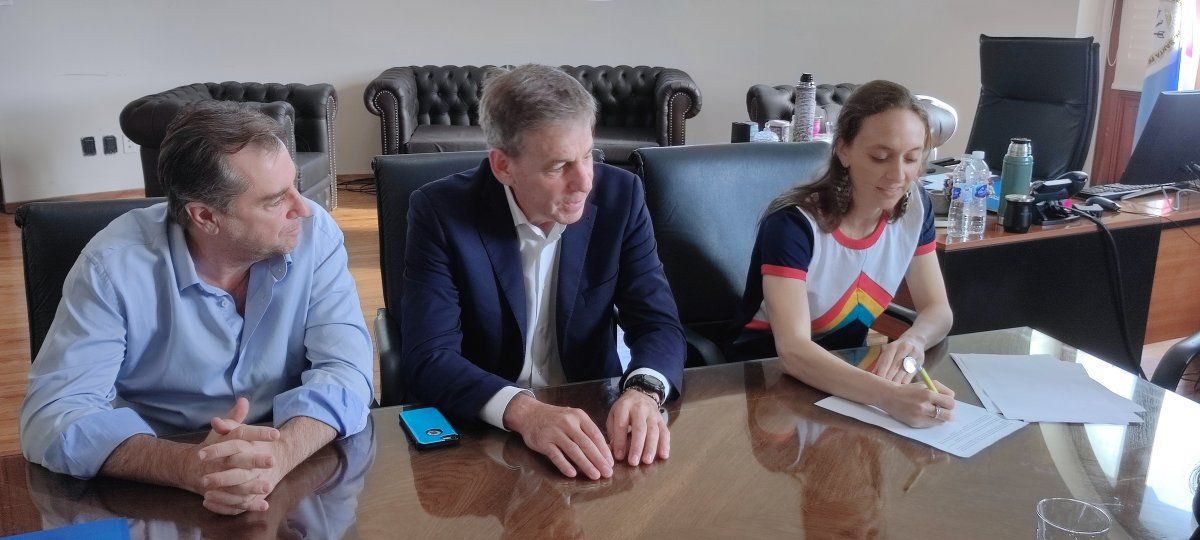 Danilo Capitani, Emilio Jatón y Camila Bettanin en la firma de convenio.