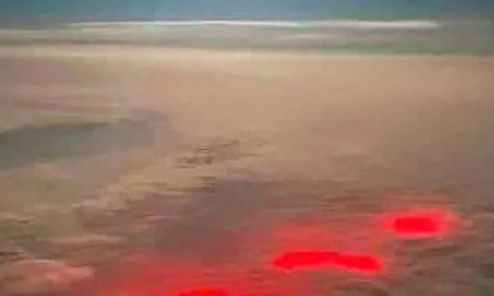 Un piloto de avión grabó un temible resplandor rojo sobre el océano Atlántico: Nunca había visto nada parecido Un piloto de avión grabó un temible resplandor rojo sobre el océano Atlántico: Nunca había visto nada parecido