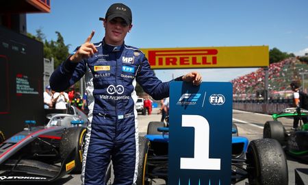 Colapinto y una maniobra a lo Traverso, que le dio el primer puesto en la carrera sprint en la Fórmula 2 de Imola. Colapinto y una maniobra a lo Traverso, que le dio el primer puesto en la carrera sprint en la Fórmula 2 de Imola.