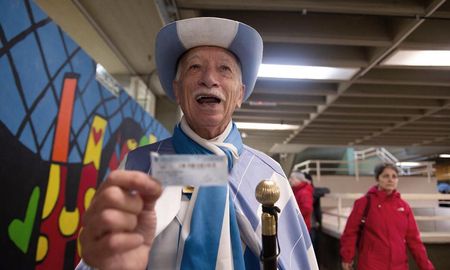 Llegó a su centro de votación con su traje diseñado con símbolos patrióticos como en cada comicio. Llegó a su centro de votación con su traje diseñado con símbolos patrióticos como en cada comicio.