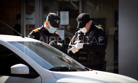 Policías controlan la circulación en cuarentena en la ciudad de Santa Fe. Policías controlan la circulación en cuarentena en la ciudad de Santa Fe.