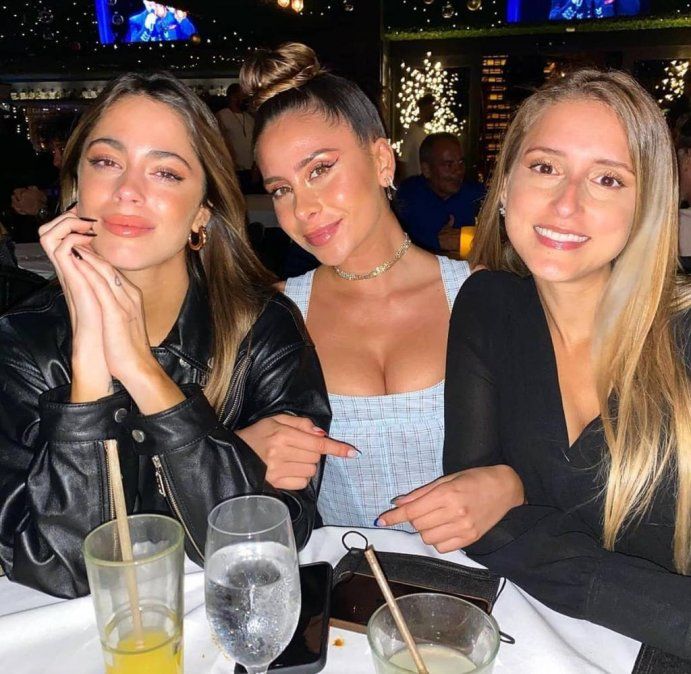 Tini Stoessel junto a Cami y una amiga. 