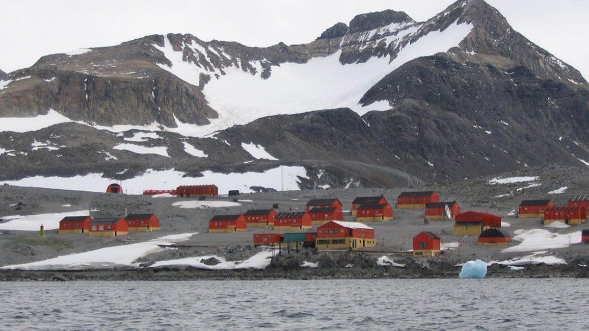 El presidente podría pasar el 25 de Mayo y relanzar su gestión desde una escuela de la base Esperanza de la Antártida, pero el viaje está sujeto a las condiciones climáticas.