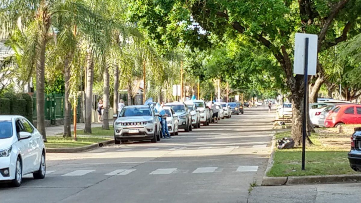 Los padres de estudiantes primarios y secundarios de Santa Fe reclaman la vuelta a clases y la organizacion del calendario para marzo del 2021.
