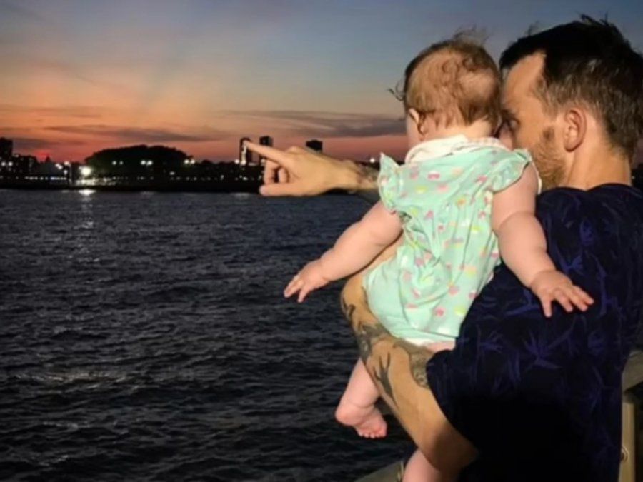 Arrestaron al hijo del escritor Paul Auster tras la muerte por sobredosis de su beba