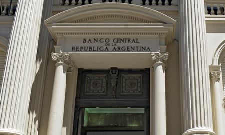 Para fomentar el ahorro en pesos, el BCRA reduce encajes bancarios