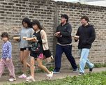 Tras la difusión de lo ocurrido en el hogar clandestino, los vecinos de Nuevo Horizonte se acercaron al lugar con comida para los abuelos. Tras la difusión de lo ocurrido en el hogar clandestino, los vecinos de Nuevo Horizonte se acercaron al lugar con comida para los abuelos.