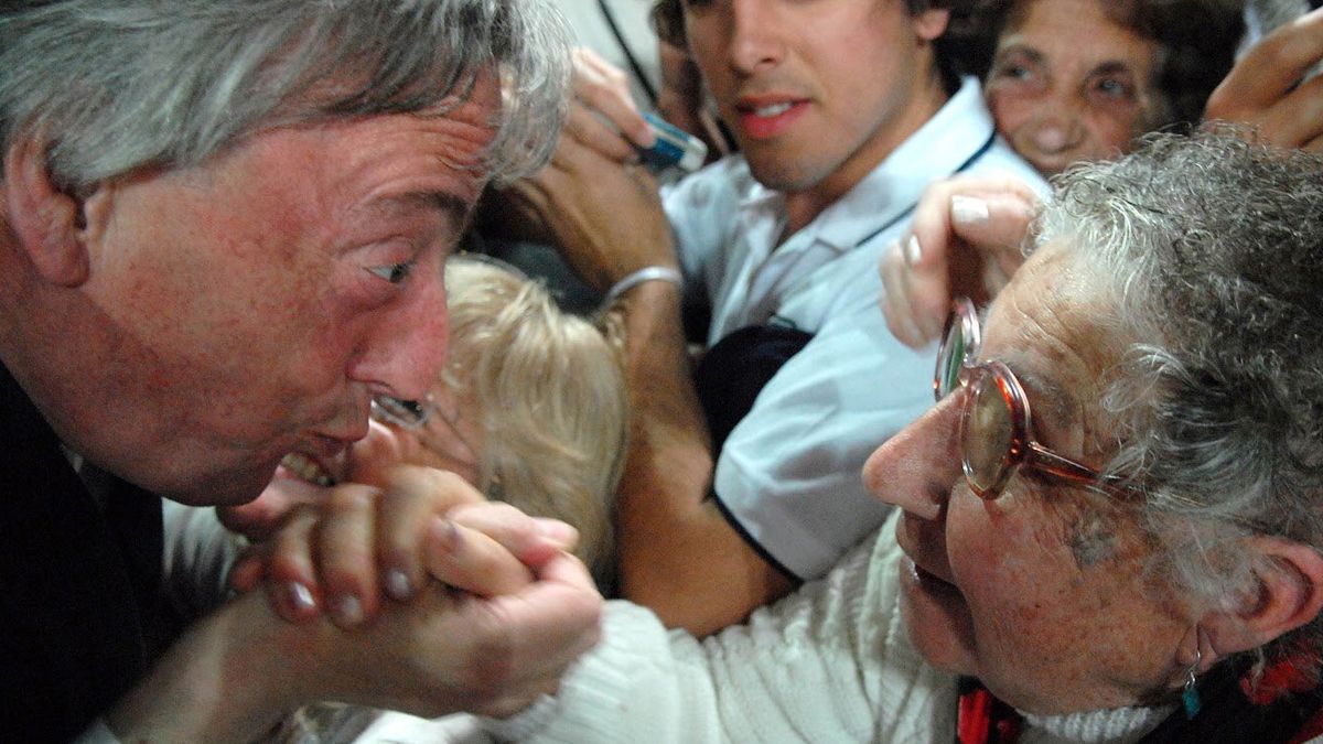 Kirchner subió el salario y las jubilaciones mínimas. Kirchner subió el salario y las jubilaciones mínimas.
