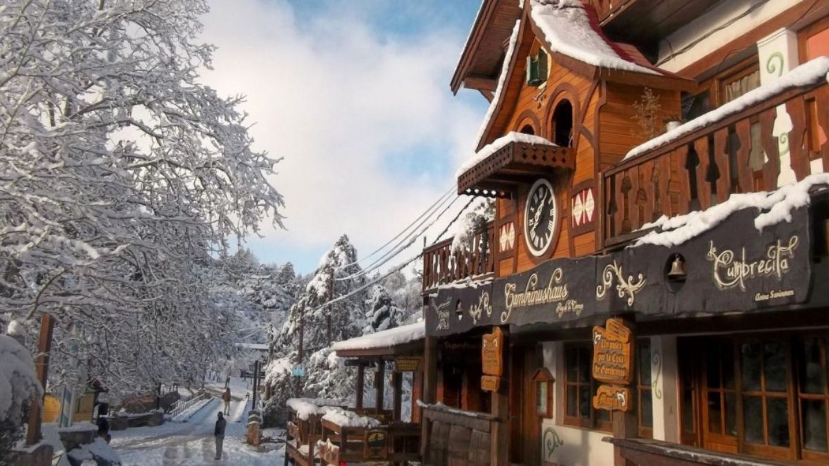 Por cada 100 metros de ascenso en las sierras, la temperatura baja aproximadamente 0,6°C; esa diferencia garantiza nieve en el pueblo mientras en las zonas bajas solo llueve.