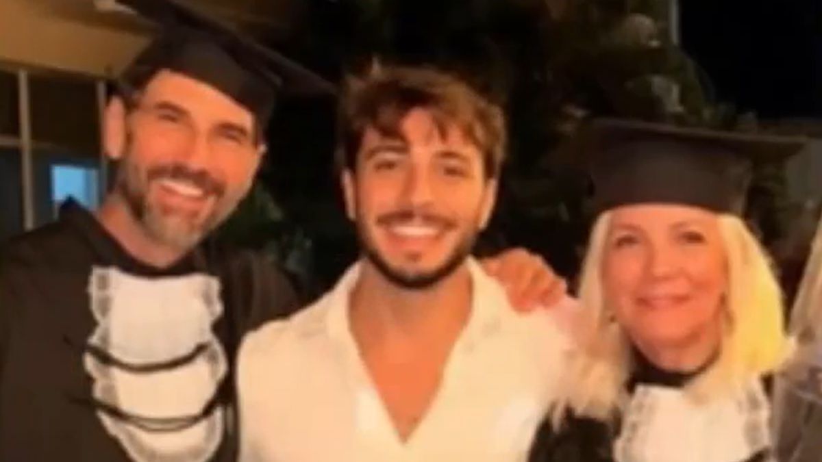 Juan Darth&eacute;s junto a su esposa, Mar&iacute;a, durante una ceremonia vinculada a estudios realizados en Brasil.