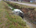 Camioneta utilitaria caída en el zanjón de Aristóbulo del Valle 10.300 Camioneta utilitaria caída en el zanjón de Aristóbulo del Valle 10.300