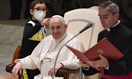 Un niño le quiso robar el solideo al papa durante la Audiencia Un niño le quiso robar el solideo al papa durante la Audiencia