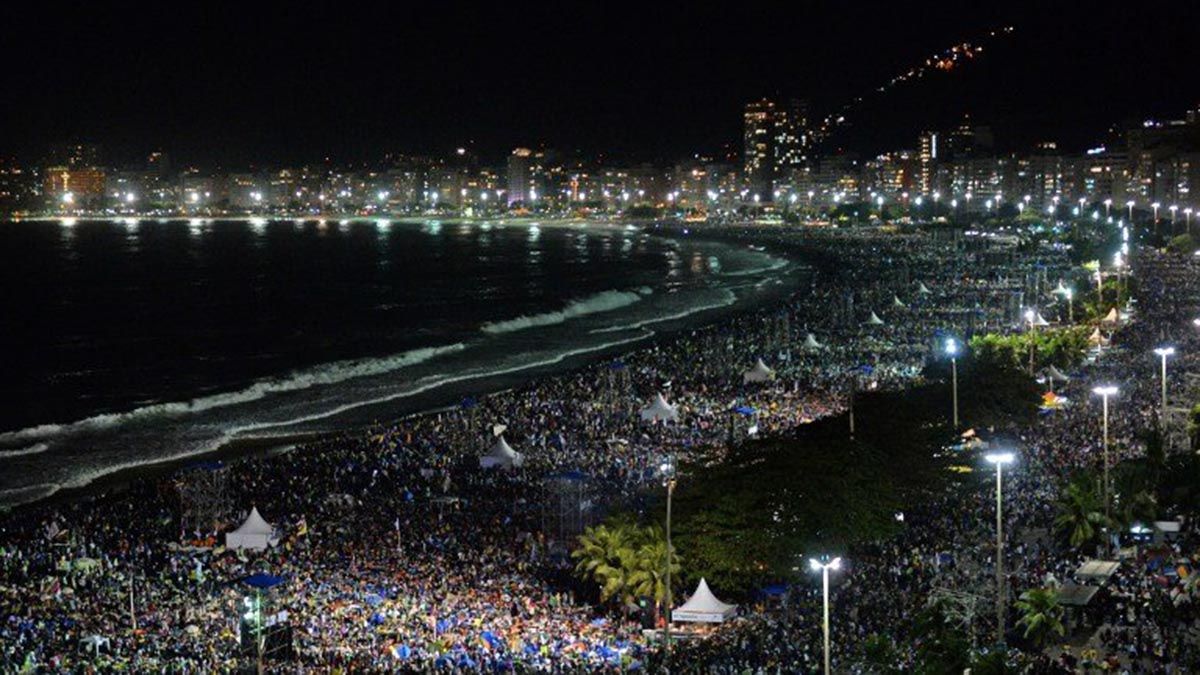 La vigilia en Copacabana, que reunió a millones de personas en la playa y en el mundo.