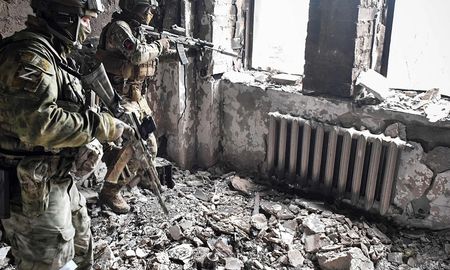 Los dos terroristas fueron abatidos por disparos de réplica, informaron. Los dos terroristas fueron abatidos por disparos de réplica, informaron.