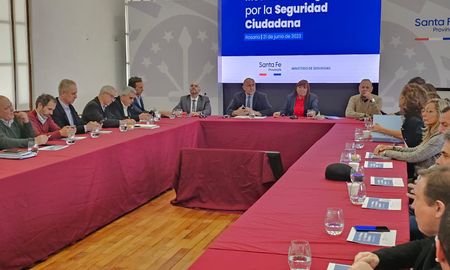 Este miércoles en la sede de Gobierno de Rosario se llevó a cabo la primera reunión de la mesa de trabajo por la seguridad. Este miércoles en la sede de Gobierno de Rosario se llevó a cabo la primera reunión de la mesa de trabajo por la seguridad.