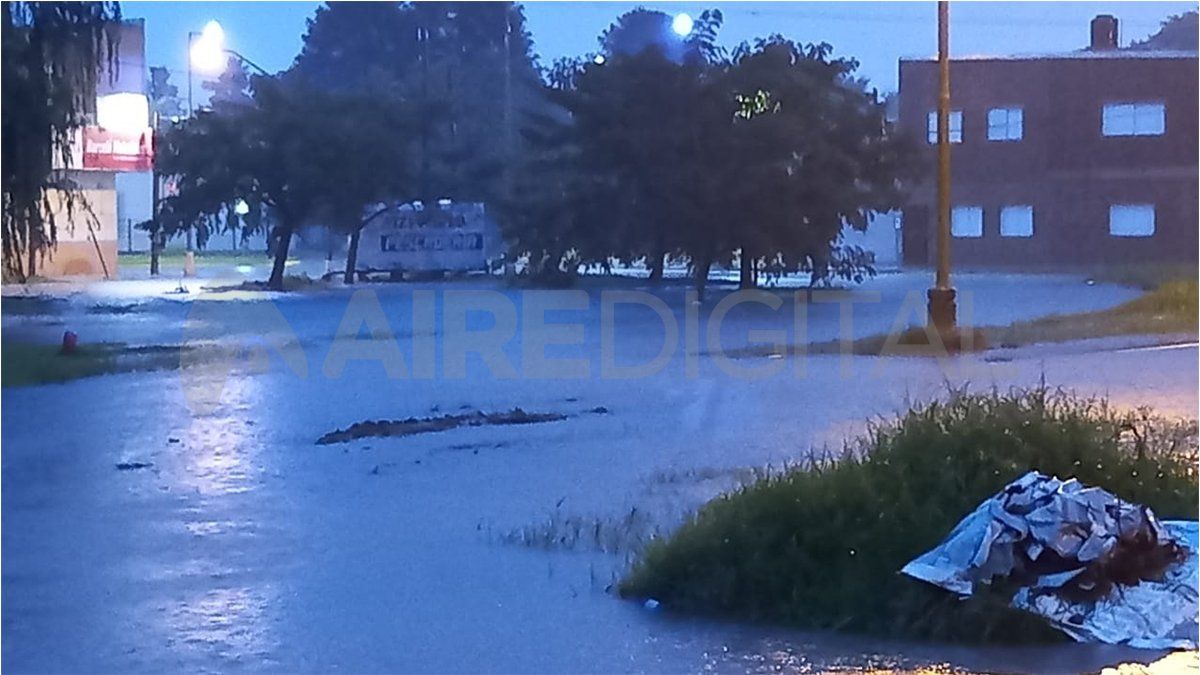 Blas Parera al 8700 se encontraba anegada en la mañana de este sábado.