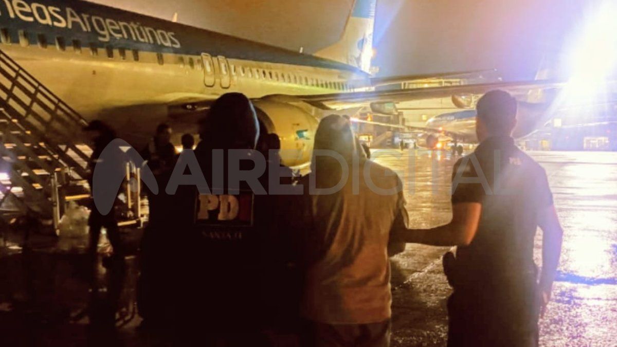 La comitiva trasladó al detenido vía aérea