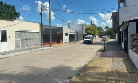 Una familia fue atacada por delincuentes armados al llegar a su casa en barrio Barranquitas. Una familia fue atacada por delincuentes armados al llegar a su casa en barrio Barranquitas.