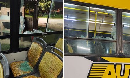 El ataque ocurrió en Hugo Wast y Hermano Figueroa, en el norte de Santa Fe. No había pasajeros en el colectivo y el chofer activó el botón antipánico. El ataque ocurrió en Hugo Wast y Hermano Figueroa, en el norte de Santa Fe. No había pasajeros en el colectivo y el chofer activó el botón antipánico.