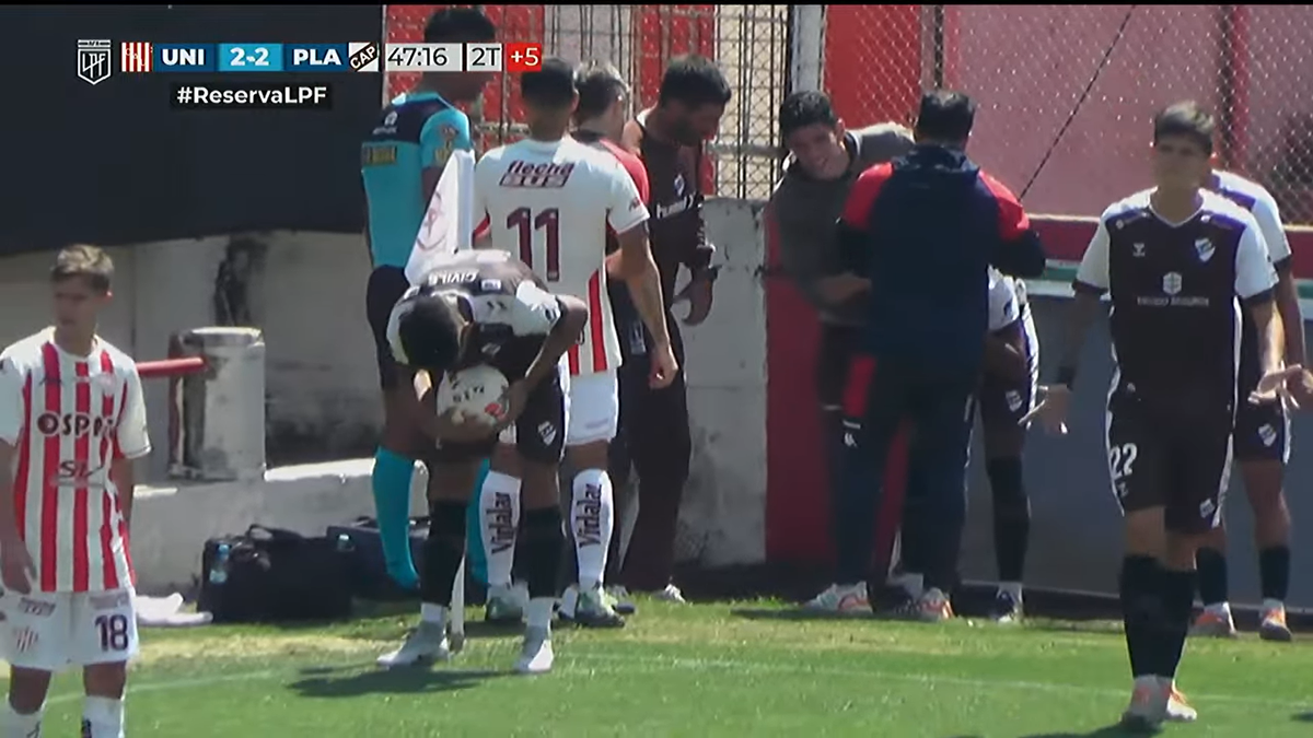 Matías Godoy, el jugador de Platense, cayó a la fosa del Estadio de Unión-