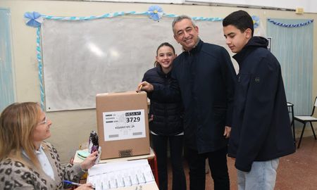 Javkin votó en Rosario. Javkin votó en Rosario.