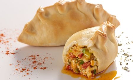 Todos los detalles para hacer empanadas de pollo de la mano de Maru Botana. Todos los detalles para hacer empanadas de pollo de la mano de Maru Botana.