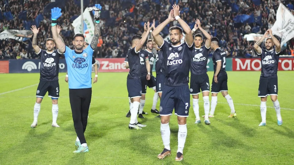 Independiente Rivadavia de Mendoza se impuso por 2-0 frente a Almirante Brown y ascendió a Primera. Independiente Rivadavia de Mendoza se impuso por 2-0 frente a Almirante Brown y ascendió a Primera.