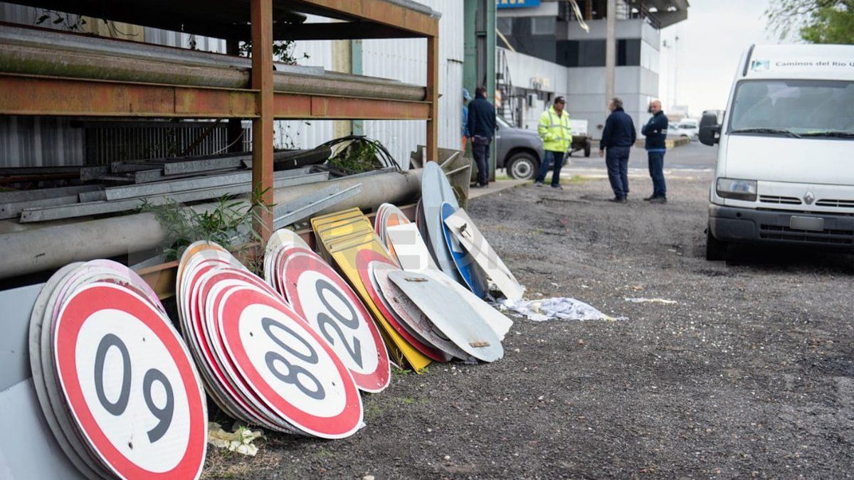El abandono es total: así luce la estación de peaje en pleno día. El abandono es total: así luce la estación de peaje en pleno día.