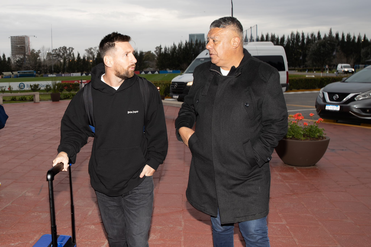Lionel Messi llegó al predio de Ezeiza junto a Claudio Tapia.