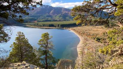 Cómo llegar a un pueblito escondido en la Patagonia con vistas al lago, para visitar estas vacaciones