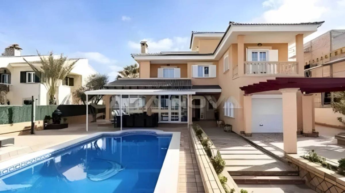 Acá vive Lionel Scaloni junto a su familia. Acá vive Lionel Scaloni junto a su familia.