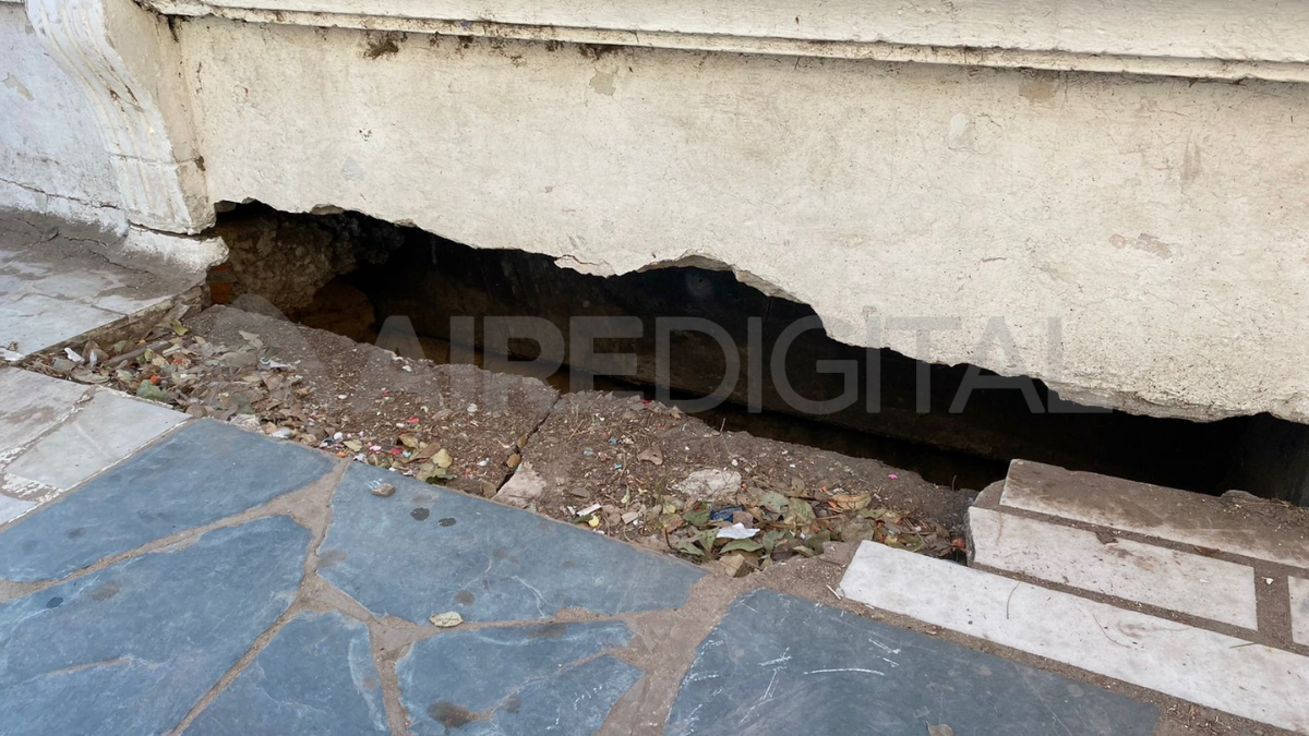 El hundimiento se registra en una de las defensas de la costanera oeste y fue alertado por los vecinos.
