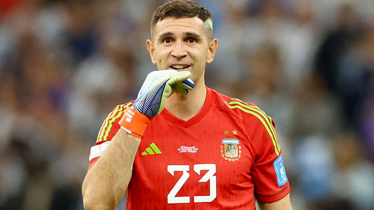 Los guantes que Dibu Martínez usó en la final de Mundial Qatar 2022 fueron subastados a beneficio de la Fundación Garrahan.