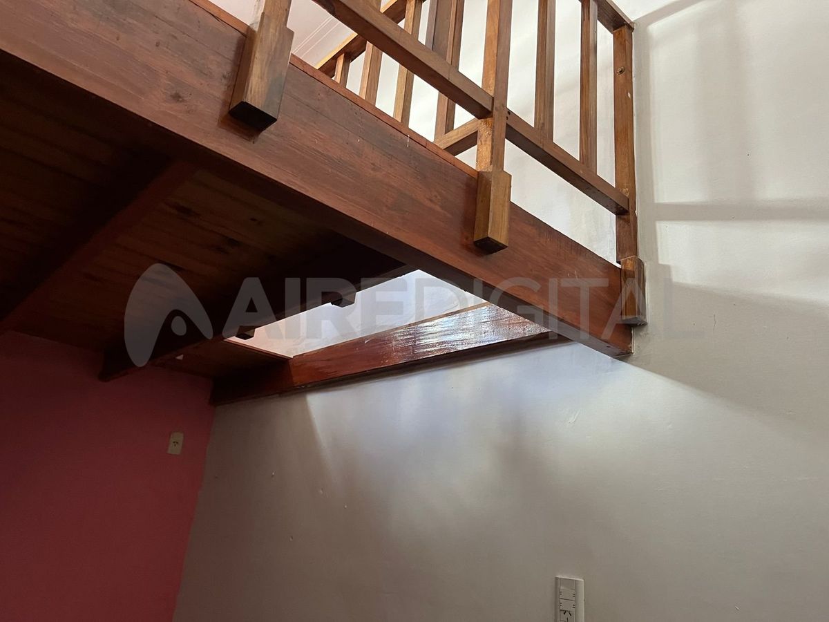 La mujer denunció que le quitaron una escalera. La mujer denunció que le quitaron una escalera.