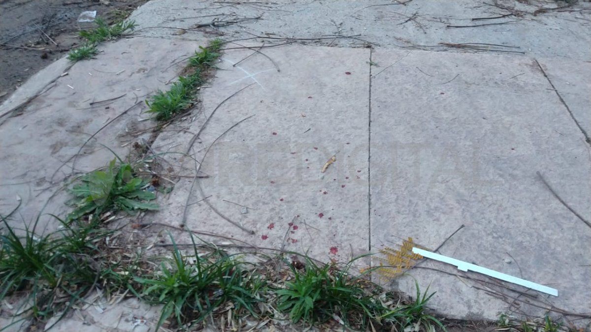 En el lugar quedaron manchas de sangre producto del ataque a balazos en la vía pública.