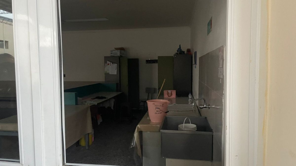 Paradójicamente, una escuela rodeada de organismos estatales parece ser invisible para el Estado a la hora de garantizar seguridad. Paradójicamente, una escuela rodeada de organismos estatales parece ser invisible para el Estado a la hora de garantizar seguridad.