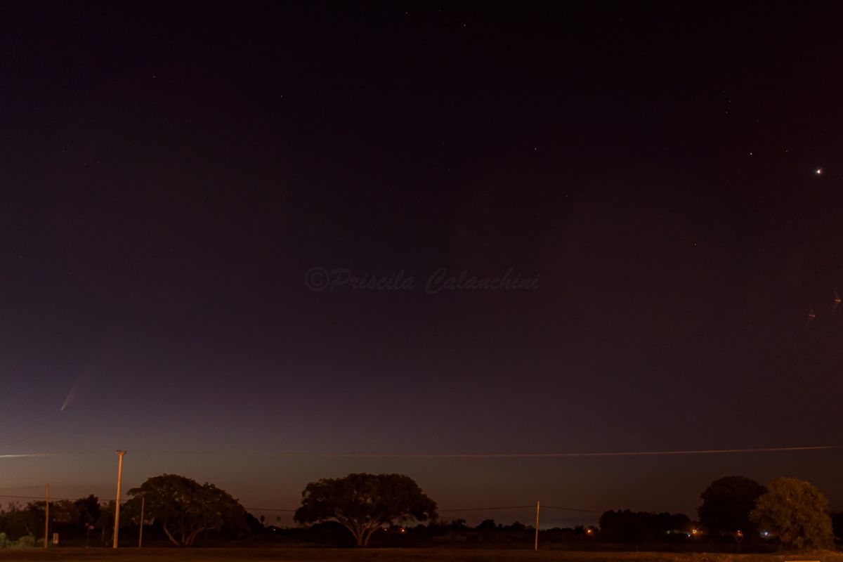 El cometa G3 ATLAS desde Ángel Gallardo, Santa Fe. La roca espacial se ve a la izquierda y a la derecha están Venus y Saturno. La fotografía fue realizada entre las 20.50 y 21.15 del lunes 20 de enero del 2025, con una cámara Nikon D5600, lentes 18-55 y 70-300 con trípode.