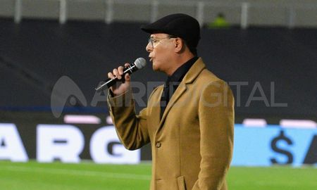 De boina negra y sobretodo claro, Sergio Torres se presentó en el Monumental para entonar las estrofas del himno nacional en la previa del partido entre Argentina y Bolivia. De boina negra y sobretodo claro, Sergio Torres se presentó en el Monumental para entonar las estrofas del himno nacional en la previa del partido entre Argentina y Bolivia.