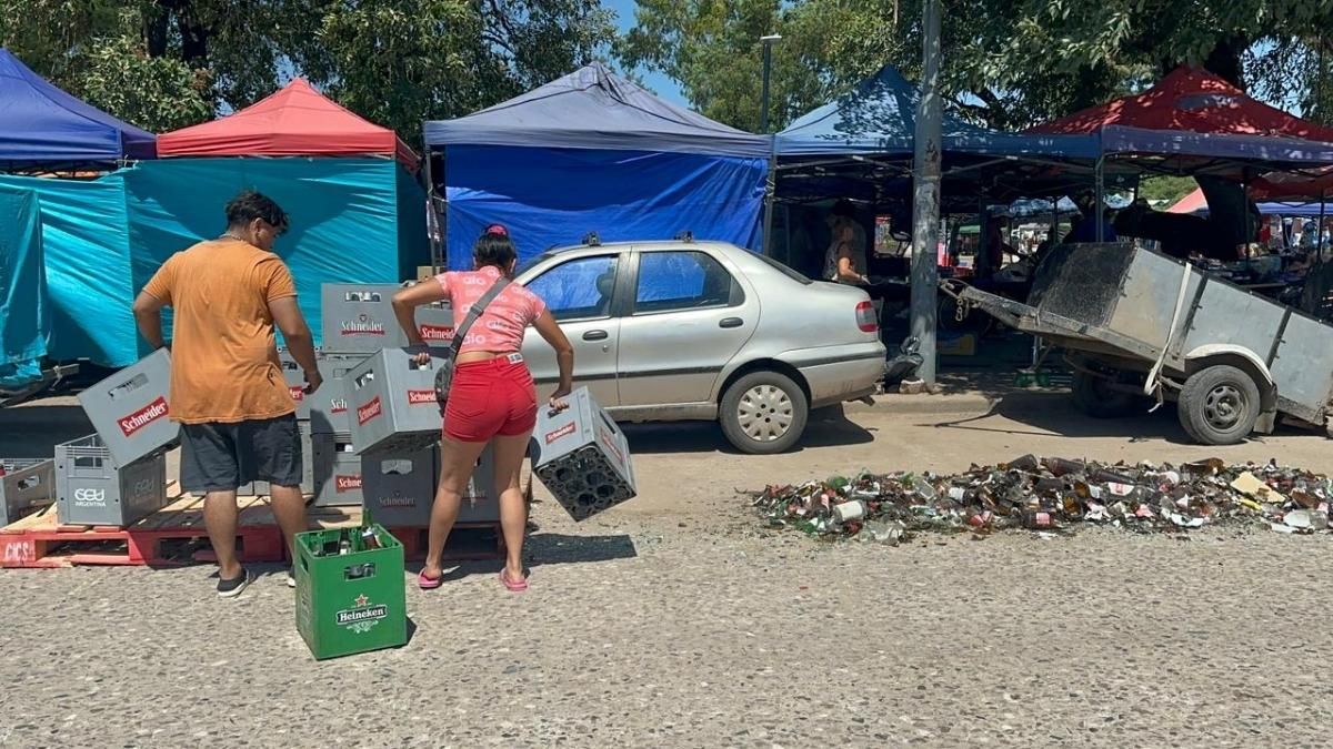 Un camión volcó su carga de cervezas y los feriantes de Avenida Blas Parera ayudaron a recargar el acoplado