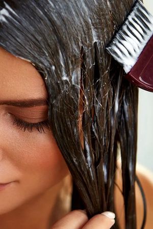 La mascarilla natural debe actuar entre una y dos horas de medios a puntas para evitar engrasar la raíz. La mascarilla natural debe actuar entre una y dos horas de medios a puntas para evitar engrasar la raíz.