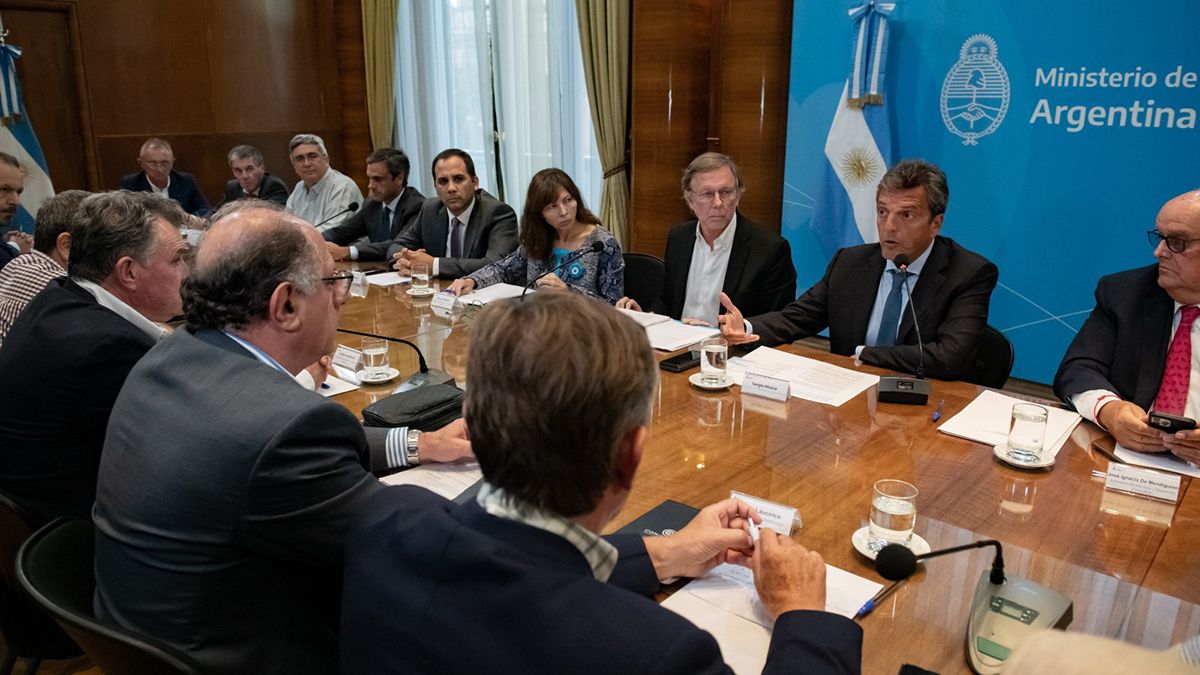 El ministro de Economía, Sergio Massa, durante la reunión que mantuvo con representantes de la Mesa de Enlace. Foto NA: MECON