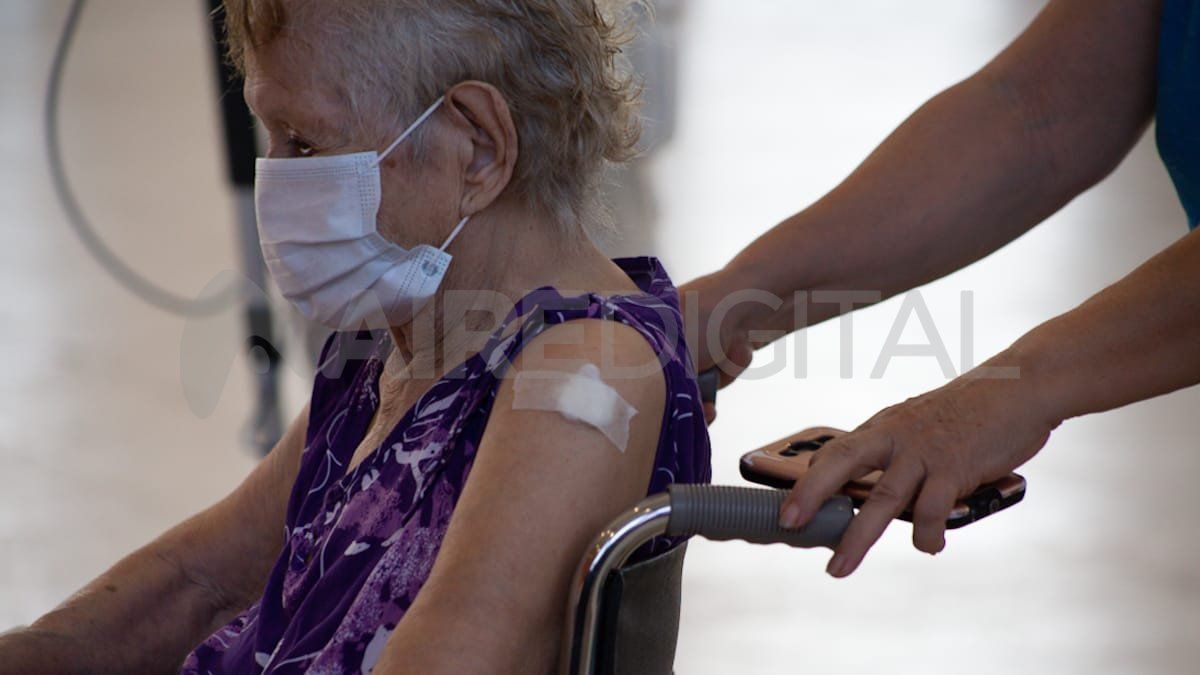 Con la llegada de 30.600 dosis de la vacuna Sputnik V contra el coronavirus, la Provincia retoma la inoculación de los adultos mayores. 