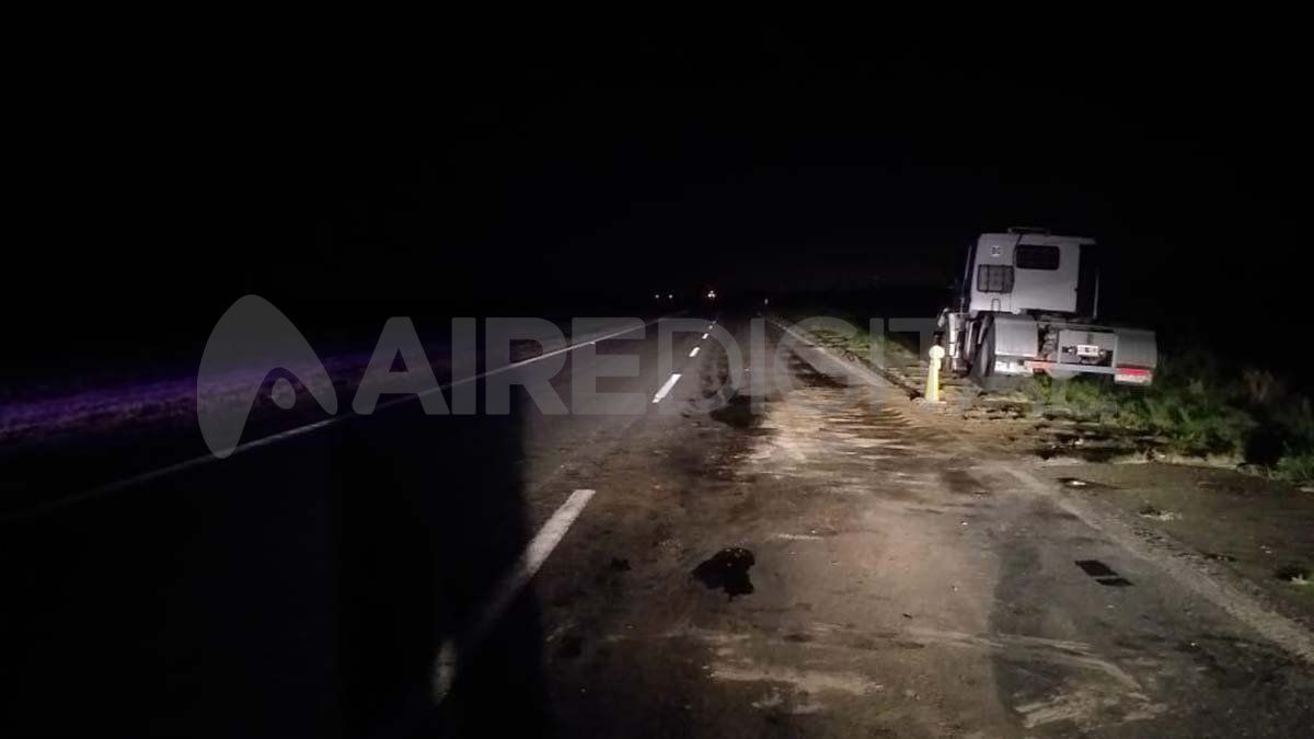 Las frenadas de los camiones involucrados en el accidente quedaron plasmadas sobre la cinta asfáltica. 