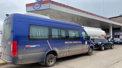 Insólito accidente en Santa Fe: chocaron en la estación de servicio un auto y una moto que cargaban combustible