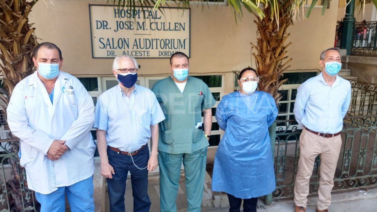 El director del Cullen, Juan Pablo Poletti, el director de Salud de la Región Santa Fe, Rodolfo Roselli, el médico Carlos Zucchella, la vacunadora Alejandra Lucca y el secretario de Salud de la provincia, Jorge Prieto.