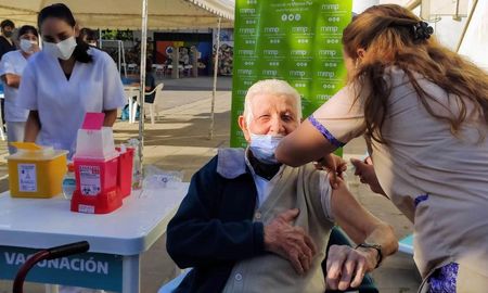 Tiene 100 años, se vacunó contra el coronavirus y sugiere a todos que se inmunicen. Tiene 100 años, se vacunó contra el coronavirus y sugiere a todos que se inmunicen.