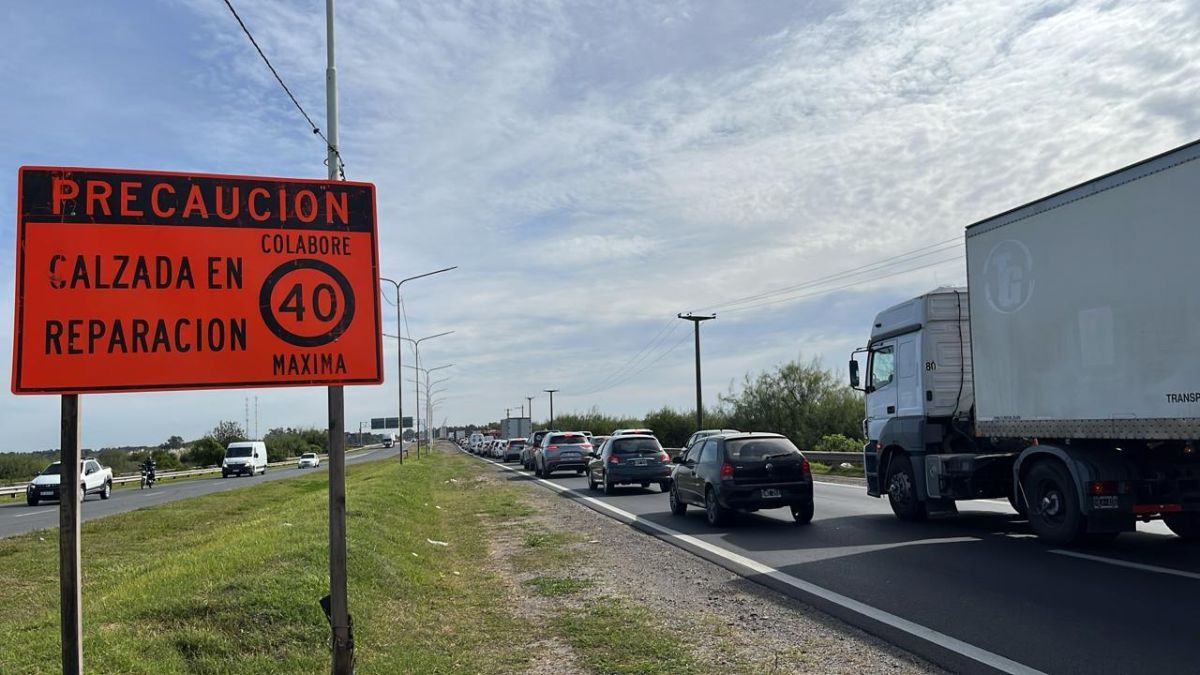 Las obras que se realizan sobre la autopista Autopista Rosario-Santa Fe provocaron este jueves importantes demoras y largas filas de vehículos en sentido hacia Rosario.