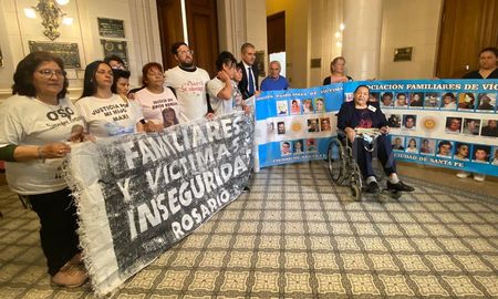 Dos semanas atrás, los familiares de víctimas acompañaron el tratamiento de la ley en el Senado. Dos semanas atrás, los familiares de víctimas acompañaron el tratamiento de la ley en el Senado.